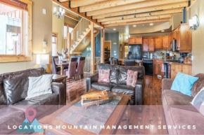 Forest Lane Hideaway - Luxurious Family Friendly Home w Private Hot Tub